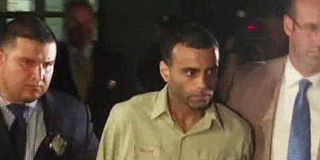 En esta imagen de un video proporcionada por la televisora WABC-TV, agentes de la policÃa de Nueva York caminan junto a Oscar Morel (centro), el 16 de agosto de 2016. La policÃa detuvo y acusó a Morel de un doble cargo de homicio por el asesinato a balazos de un imán y un amigo de este a plena luz del dÃa a la salida de una mezquita en Queens. (WABC-TV via AP)