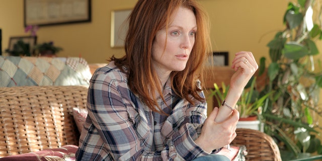 Julianne Moore como Alice en la película "Still Alice" en una fotografía proporcionada por Sony Pictures Classics. Moore está nominada al Oscar por su retrato de una mujer con Alzheimer. La 87a entrega de los Oscar será el domingo 22 de febrero de 2015 en Los Angeles. (Foto AP/Sony Pictures Classics, Linda Kallerus)