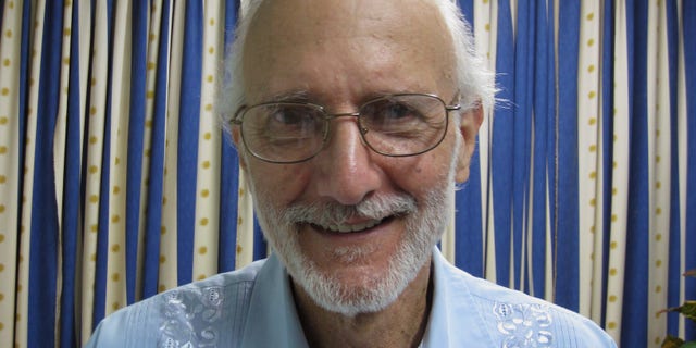 Fotografía proporcionada por James L. Berenthal en la que posa Alan Gross, estadounidense encarcelado en Cuba, durante una visita del rabino Elie Abadie y el abogado Berenthal al hospital militar Finlay en La Habana, el martes 27 de noviembre de 2012. El gobierno cubano negó que Gross tenga un tumor canceroso (Foto AP/James L. Berenthal)