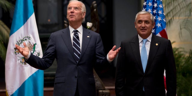 El vicepresidente de Estados Unidos, Joe Biden, a la izquierda, inicia una reunión de dos días con los presidentes del norte de Centroamérica para conversar sobre el financiamiento y prioridades de la Alianza Para la Prosperidad, el plan regional para frenar la migración. A la derecha está Otto Pérez Molina, presidente de Guatemala. (AP foto/Moisés Castillo)