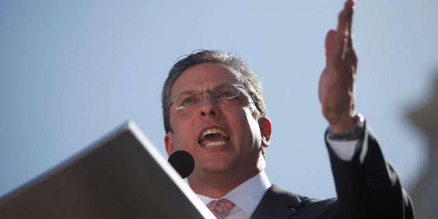 El nuevo gobernador de Puerto Rico, Alejandro García Padilla, pronuncia su discurso de toma de posesión durante una ceremonia al aire libre afuera del Capitolio en San Juan, Puerto Rico, el miércoles 2 de enero de 2013. (AP Foto/Ricardo Arduengo)