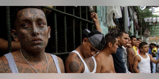Imprisoned members of El Salvador's M-18 gang. (Foto AP /Luis Romero)