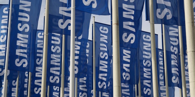 Samsung flags are set up at the main entrance to the Berlin fair ground before the IFA consumer electronics fair in Berlin, August 28, 2012. The IFA consumer electronics and home appliances fair will open its doors to the public from August 31 till September 5 in the German capital. REUTERS/Tobias Schwarz (GERMANY - Tags: SCIENCE TECHNOLOGY BUSINESS) - RTR376S8