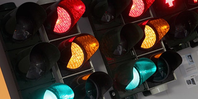 Seit 1967 fertigt Siemens Komponenten für StraÃenverkehrstechnik im bayerischen Augsburg. Jährlich verlassen rund 22.000 Ampeln (Signalgeber) und 2.000 Ampelsteuergeräte das Werk. Ein Notfallmanagement garantiert Expresslieferungen innerhalb von 1-2 Tagen, um beschädigte Geräte zu ersetzen.
Siemens has been producing components for road traffic solutions since 1967 in Augsburg, Germany. Every year, around 22,000 traffic lights (signal heads) and 2,000 controllers leave the factory. And customers are guaranteed that any damaged devices will be replaced within 1-2 days.
