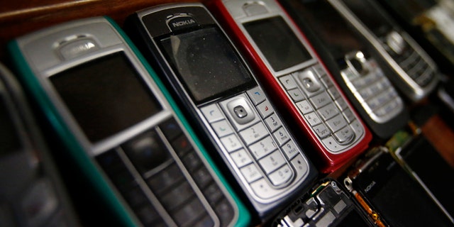 Nokia mobile phones are pictured inside a mobile phone repair service store in the western Austrian city of Innsbruck October 16, 2012. Nokia reported another quarterly loss and dwindling cash reserves October 18, 2012, but results were better than expected ahead of next month's launch of new smartphones it hopes can win back market share from Apple and Samsung. Picture taken October 16. REUTERS/ Dominic Ebenbichler (AUSTRIA - Tags: BUSINESS TELECOMS) - RTR399ZI