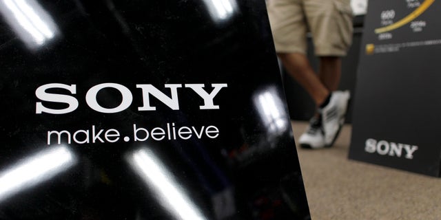 A logo of Sony Corp is pictured at an electronic store in Tokyo May 14, 2014. Sony Corp said on Wednesday it expects to log a 50 billion yen ($489 million) net loss this financial year, its sixth in seven years, and plans additional restructuring measures that include its loss-making PC operations. REUTERS/Toru Hanai (JAPAN - Tags: BUSINESS LOGO) - RTR3P19R