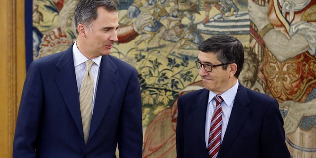 In this April 26, 2016 pool photo, Spain's King Felipe VI speaks with parliament speaker Patxi López, right, during their meeting at Zarzuela Palace in Madrid. Spain's King has signed a decree dissolving parliament and calling elections for June 26 after deputies elected in an inconclusive December election failed to agree on a new prime minister. (AP Photo/ Angel Diaz, Pool)