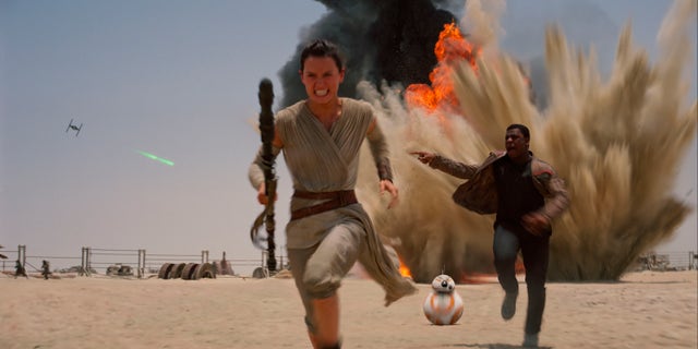 FotografÃa facilitada por los estudios Disney de los actores Daisey Ridley (izquierda) y John Boyega en una escena de la cinta "Star Wars: The Force Awakens". (Film Frame/Disney/Lucasfilm vÃa AP)