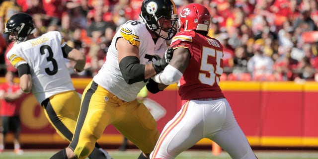 Pittsburgh Steelers offensive tackle Alejandro Villanueva (78) blocks Kansas City Chiefs linebacker Dee Ford (55) during the first half of an NFL football game in Kansas City, Mo., Sunday, Oct. 25, 2015. (AP Photo/Charlie Riedel)