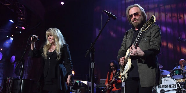 Stevie Nicks survived abusive relationship with former bandmate Lindsey ...