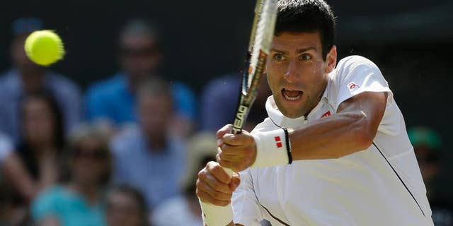 El tenista serbio Novak Djokovic en imagen del 5 de julio de 2013 en partido contra Juan Martín Del Potro en el torneo de Wimbledon. Djokovic fue colocado como primero en la siembra para el torneo que se juega en superficie de pasto. (Foto de AP/Alastair Grant, archivo)