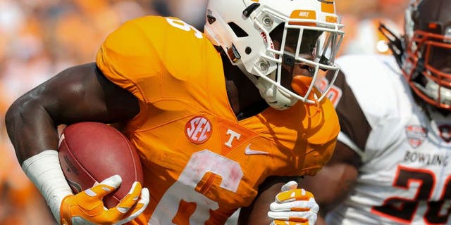 Sep 5, 2015; Nashville, TN, USA; Tennessee Volunteers running back Alvin Kamara (6) runs the ball against the Bowling Green Falcons during the first quarter at Nissan Stadium. Mandatory Credit: Randy Sartin-USA TODAY Sports
