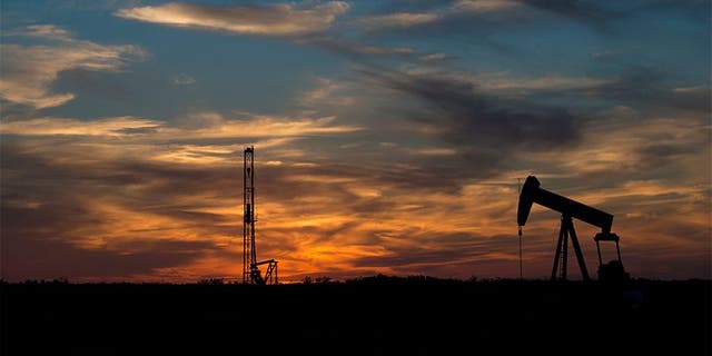 Rigging equipment is pictured in a field outside of Sweetwater, Texas. REUTERS/Cooper Neill - TM3EB6701HE01