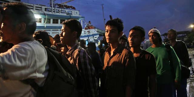 Agen penangkapan polisi Thailand, mengatakan dia menipu para nelayan untuk membawa mereka ke kapal ilegal di Indonesia