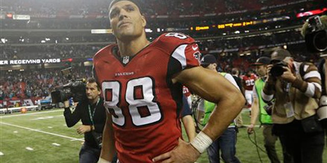 Atlanta Falcons tight end Tony Gonzalez walks off the field after the second half of an NFL football game against the Carolina Panthers, Sunday, Dec. 29, 2013, in Atlanta. (AP Photo/John Bazemore)