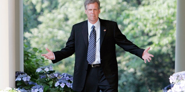White House Press Secretary Tony Snow gestures before U.S. President George W. Bush announced his choice of Chairman of Goldman Sachs Group Inc. Henry M. Paulson as his nominee to replace Secretary of Treasury John Snow at the White House in Washington May 30, 2006. REUTERS/Larry Downing - GM1DSSKGDZAA