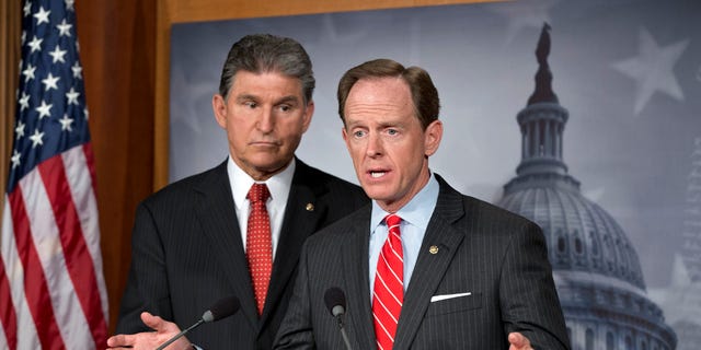 Le sénateur Joe Manchin, DW.V., à gauche, et Patrick Toomey, R-Pa., annoncent un accord sur la législation sur le contrôle des armes à feu, sur Capitol Hill, à Washington, DC