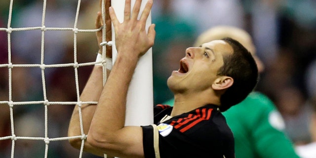El jugador de la selección de México, Javier Hernández, gesticula tras fallar una ocasión de gol en un partido contra Estados Unidos por las eliminatorias mundialistas el 26 de marzo de 2013 en Ciudad de México. (AP Photo/Eduardo Verdugo, File)