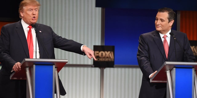 El empresario Donald Trump, aspirante a la candidatura republicana a la presidencia, habla junto al senador republicano por Texas Ted Cruz, también aspirante a la candidatura, durante el debate republicano de Fox Business Network en el North Charleston Coliseum, el jueves 14 de enero de 2016 en North Charleston, South Carolina. (AP Foto/Rainier Ehrhardt)