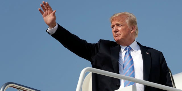 El presidente Donald Trump saluda mientras aborda el Air Force One en la Base Andrews de la Fuerza Aérea,