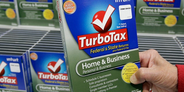 Auf diesem Foto vom 24. Januar 2013 sieht sich ein Kunde eine Kopie von TurboTax an, die bei Costco in Mountain View, Kalifornien, erhältlich ist.