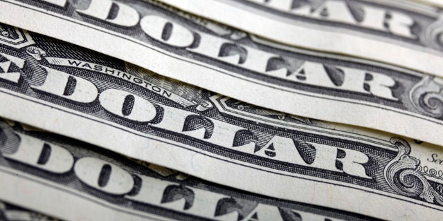 A picture illustration shows U.S. dollar bank notes, taken in Warsaw January 26, 2011. Picture taken January 26. REUTERS/Kacper Pempel (POLAND - Tags: BUSINESS)