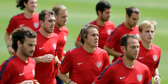 United States player Mix Diskerud, from Norway, center, trains with his teammates in Sao Paulo, Brazil, Tuesday, Jan. 14, 2014. The US national soccer team is on a training program to prepare for the World Cup tournament that starts in June. (AP Photo/Nelson Antoine)