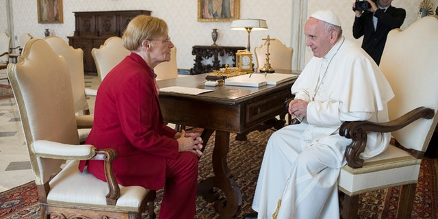 Pope Francis talks with Lidia Guerrero, the Argentine mother of a man on death row in Texas for two decades. After their first meeting, in Rome in 2014, she said that the pope, who is also Argentine, assured her of his prayers for Victor Hugo Saldano. (L'Osservatore Romano Pool Photo Via AP)