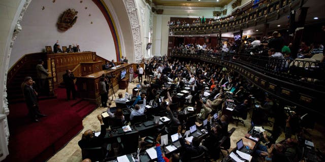 Venezuelan National Assembly lawmakers vote during a session on Jan. 14, 2016.