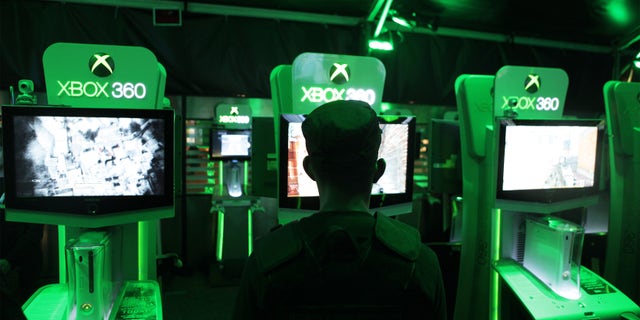 Gamers play "Call of Duty: Modern Warfare 2," at a pre-release event held in New York November 9, 2009. Activision Blizzard Inc's hugely anticipated "Call of Duty: Modern Warfare 2" video game went on sale early Tuesday morning, welcomed by eager fans who lined up hours in advance of the release. REUTERS/Lucas Jackson (UNITED STATES ENTERTAINMENT BUSINESS) - RTXQK21
