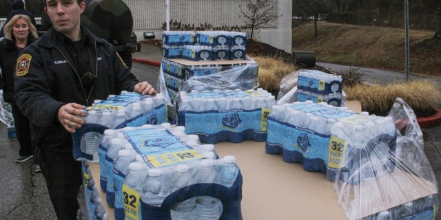 Water is distributed to residents at the South Charleston Community Center in Charleston, West Virginia, January 10, 2014. (REUTERS/Lisa Hechesky)