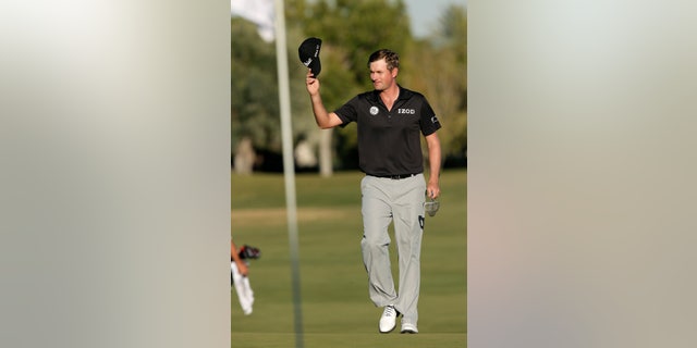 Webb Simpson tips his hat to the crowd as he approaches the pin on the 18th green in the final round of the Shriners Hospitals for Children Open golf tournament, Sunday, Oct. 20, 2013, in Las Vegas. Simpson won the tournament. (AP Photo/Julie Jacobson)