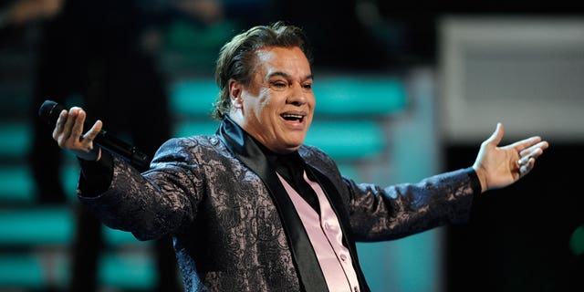 LAS VEGAS - NOVEMBER 05:  Singer Juan Gabriel performs during the 10th Annual Latin GRAMMY Awards at the Mandalay Bay Events Center November 5, 2009 in Las Vegas, Nevada.  (Photo by Ethan Miller/Getty Images)