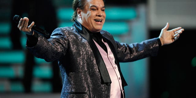 LAS VEGAS - NOVEMBER 05: Singer Juan Gabriel performs during the 10th Annual Latin GRAMMY Awards at the Mandalay Bay Events Center November 5, 2009 in Las Vegas, Nevada. (Photo by Ethan Miller/Getty Images)