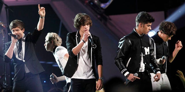 British-Irish band One Direction performs at Nickelodeon's 25th annual Kids' Choice Awards in Los Angeles, California March 31, 2012. REUTERS/Mario Anzuoni (UNITED STATES - Tags: ENTERTAINMENT)