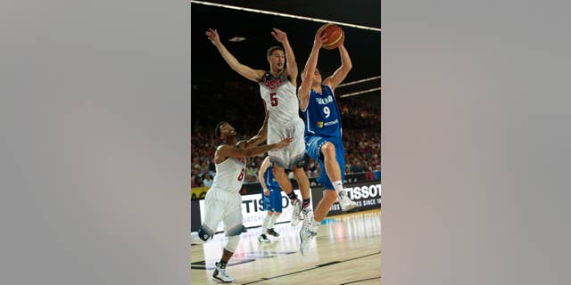 Finland's Sasu Salin, tries to controls the ball between United States's Klay Thompson, and Derrick Rose, left, during the Group C Basketball World Cup match between United States and Finland, in Bilbao northern Spain, Saturday, Aug. 30, 2014. The 2014 Basketball World Cup competition will take place in various cities in Spain from Aug. 30 through to Sept. 14. (AP Photo/Alvaro Barrientos)