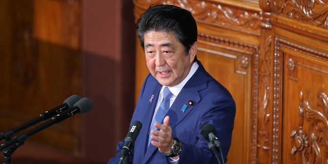 安倍晋三日本首相が東京で国会で演説している。
