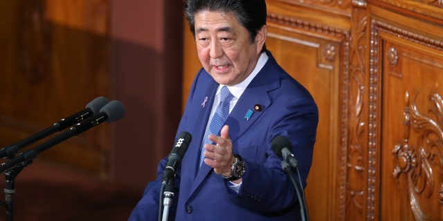 安倍晋三日本首相が東京で国会で演説している。