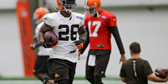 Cleveland Browns running back Willis McGahee (26) runs the ball during practice at the NFL football team's facility in Berea, Ohio Wednesday, Oct. 16, 2013. (AP Photo/Mark Duncan)