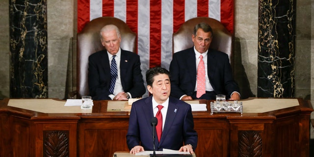 2015년 4월 29일: 아베 신조 일본 총리가 국회 의사당에서 열린 의회 합동 회의에서 연설하고 있습니다.