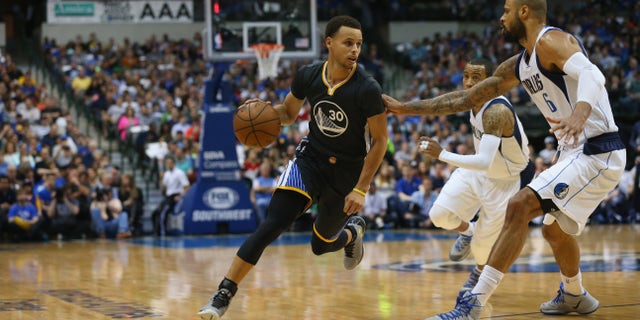 DALLAS, TX - APRIL 04: Stephen Curry #30 of the Golden State Warriors during play against the Dallas Mavericks at American Airlines Center on April 4, 2015 in Dallas, Texas. NOTE TO USER: User expressly acknowledges and agrees that, by downloading and or using this photograph, User is consenting to the terms and conditions of the Getty Images License Agreement. (Photo by Ronald Martinez/Getty Images)