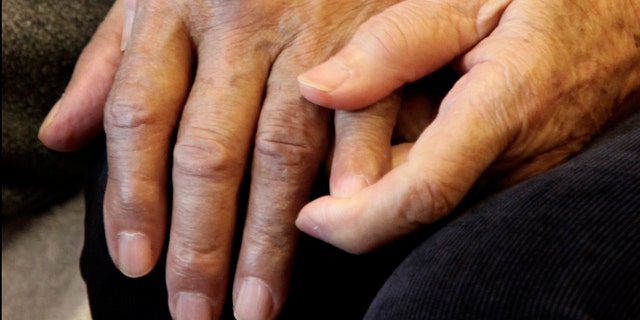 Alzheimer'lı kocanın eli