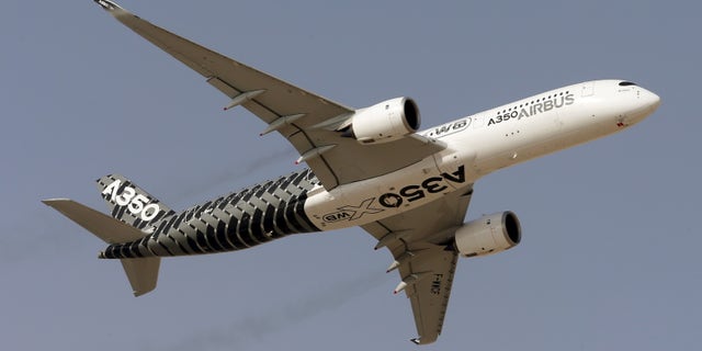 An Airbus A350 performs a flypast during the Dubai Airshow November 8, 2015. REUTERS/Ahmed Jadallah - RTS609D