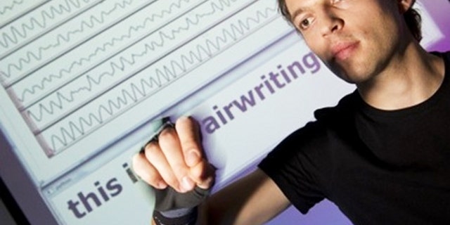 Airwriting: Based on motion signals, a computer recognizes letters written into thin air.