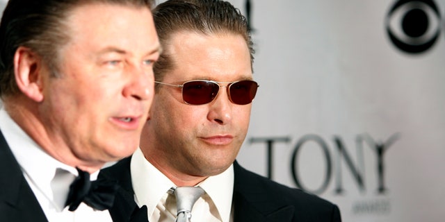 Actors Stephen (R) and Alec Baldwin pose at the 62nd Annual Tony Awards in New York June 15, 2008. REUTERS/Lucas Jackson (UNITED STATES) - RTX6Z43