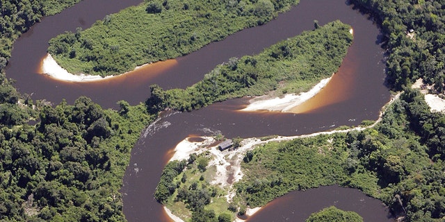 File photo - Virgin Amazon jungle is seen in this aerial photo taken over Mato Grosso State, one of the Brazilian states of greatest deforestation, May 18, 2005 (REUTERS/Rickey Rogers).