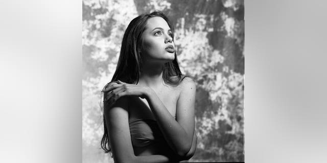 Angelina Jolie Teenage Modeling Photos Surface Star Poses In Underwear