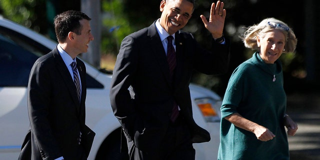 U.S. President Barack Obama strolls on the grounds of the Kingsmill Resort in Williamsburg, Virginia, October 16, 2012, during a break in preparation for his second presidential debate against Mitt Romney scheduled for later on Tuesday. With Obama are political strategist Anita Dunn (R) and White House Senior Advisor David Plouffe. REUTERS/Jason Reed (UNITED STATES - Tags: POLITICS ELECTIONS USA PRESIDENTIAL ELECTION) - GM1E8AG1S5001