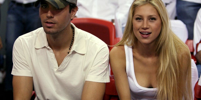 Enrique Iglesias Anna Kournikova Concealed Pregnancy By Going Very