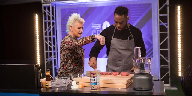 Anne Burrell shares her four tips to making your Super Bowl party fun and flavorful.